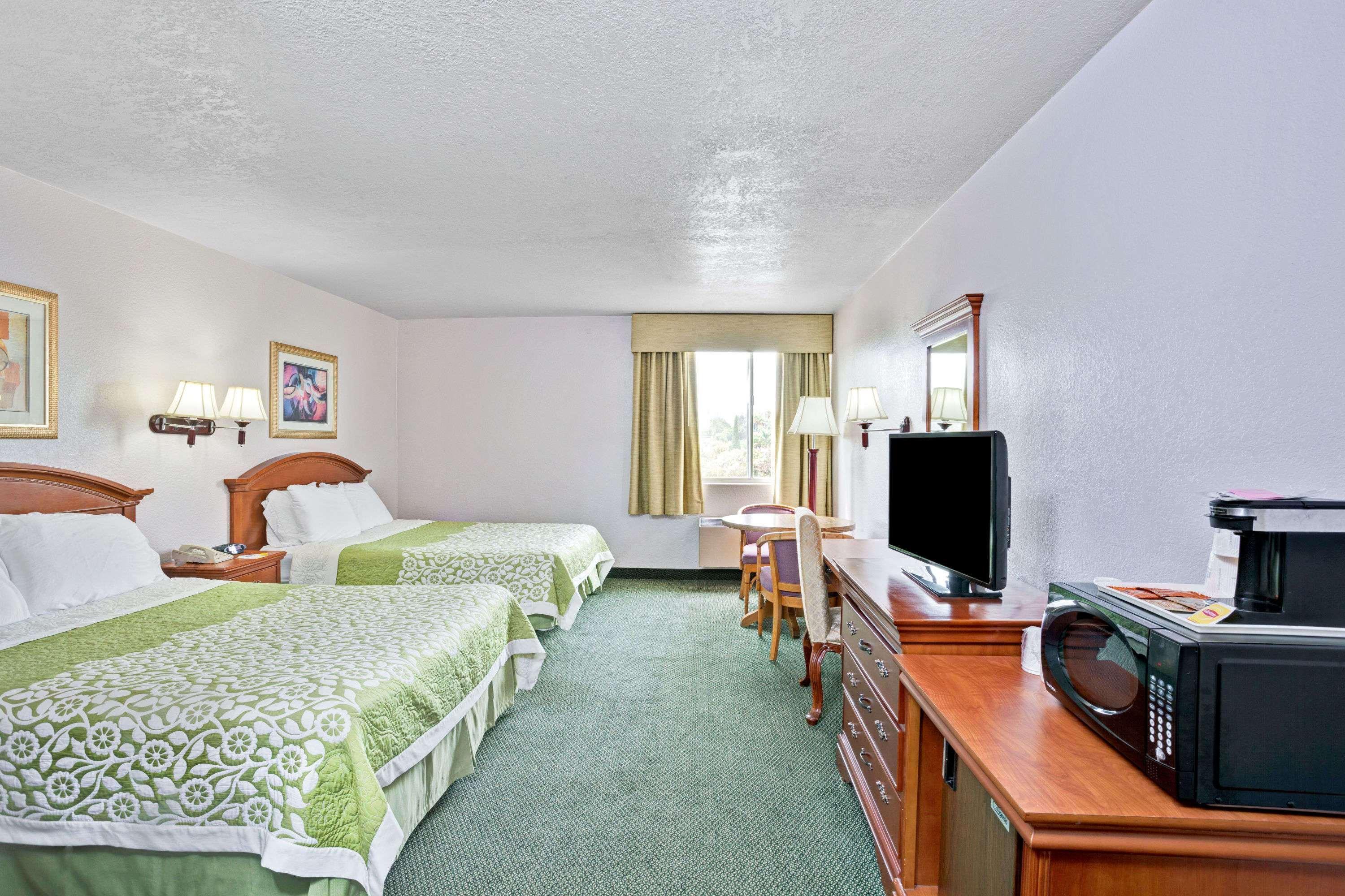 Days Inn & Suites By Wyndham Fullerton Zewnętrze zdjęcie